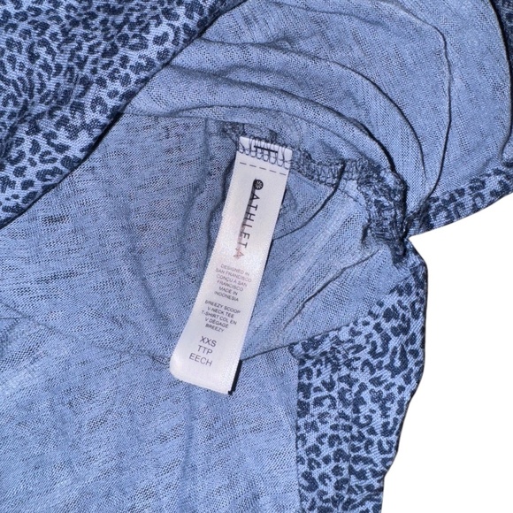 NWOT Athleta Breezy Scoop V-Neck Tee Short Sleeve Shirt Micro Cheetah Leopard - Picture 4 of 8
